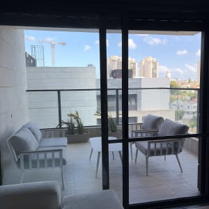 מרפסת עם ריהוט חוץ ונוף עירוני