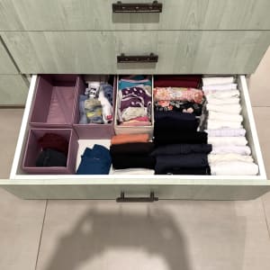 מגירת בגדים מאורגנת עם קופסאות אחסון