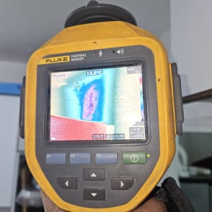 מצלמה תרמית מציגה תמונה עם טמפרטורה