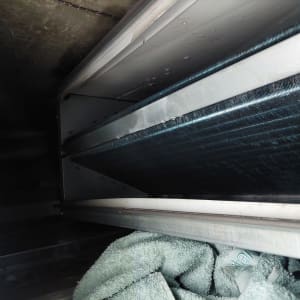 חלק פנימי של מזגן עם מגבת