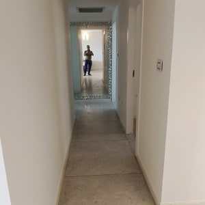 מסדרון עם מראה ודמות משתקפת