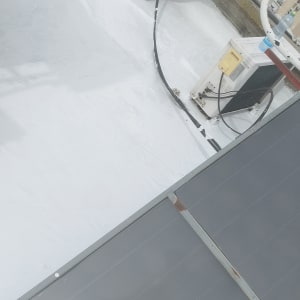 גג עם יחידות מיזוג אוויר וצנרת אטומה