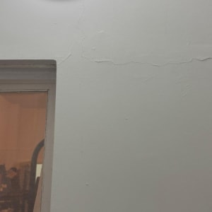 קיר עם סדקים ותאורה עגולה