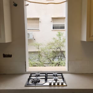 כיריים מותקנים על משטח עבודה במטבח בשיפוץ