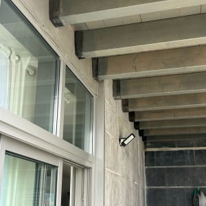 קורות עץ תומכות בתקרה מעל חלון זכוכית גדול