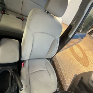 מושב רכב עם כתמים קלילים לניקוי