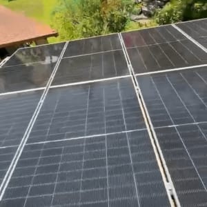 פאנלים סולאריים מותקנים על גג