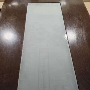 שולחן עץ עם זכוכית במרכז