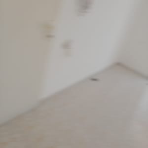 תמונה מטושטשת של קיר ורצפה בחדר ריק