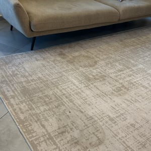 ספה חומה עם כלי ניקוי על הכרית