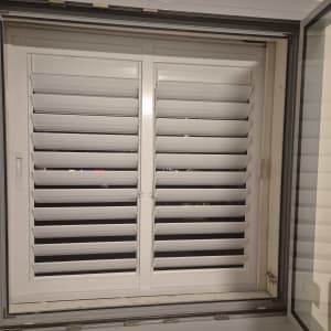 חלון אלומיניום עם תריסים פתוחים למחצה