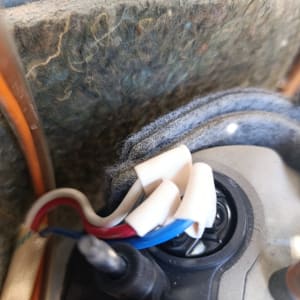 חוטים צבעוניים מחוברים למכשיר חשמלי