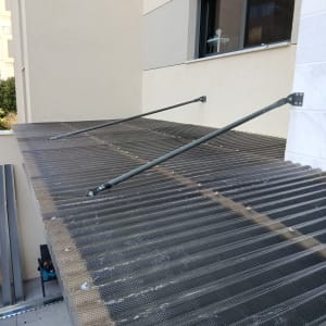 גגון מתכת מותקן על קיר חיצוני של בניין