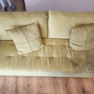 ספה עם כתם כהה על המושב