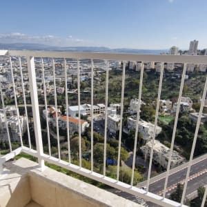 נוף עירוני עם מרפסת ומעקה ברזל