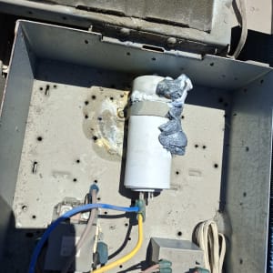 חלקים פנימיים של מערכת מיזוג אוויר עם חוטים ורכיבים חשמליים