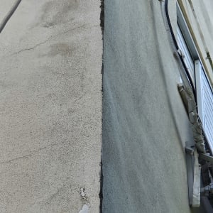 קיר עם סדקים וצינורות חשופים