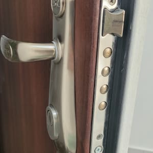 מנעול דלת מתכת עם ידית כסופה ובריחים