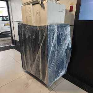 ארגזים עטופים בניילון בלובי בניין