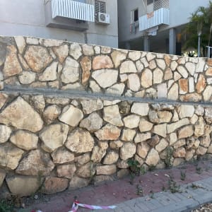 קיר אבן חיצוני ליד בניין מגורים