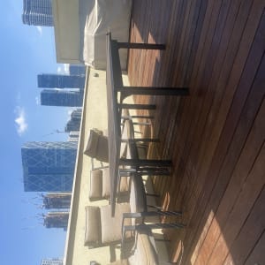 רצפת עץ עם שולחן וכיסאות בגינה