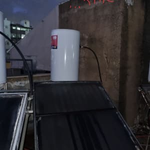 דוד שמש ולוחות סולאריים על גג מבנה