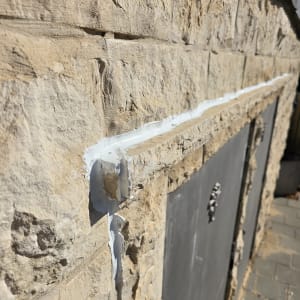 איטום קיר אבן עם חומר איטום לבן