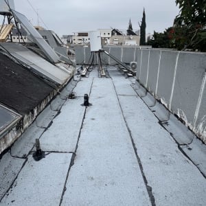 גג עם איטום ביטומני ומבנים מסביב