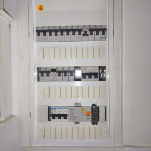 לוח חשמל עם מפסקים וחיווט חשמלי