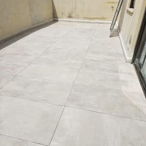 מרפסת עם ריצוף חדש בצבע בהיר