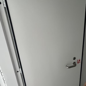 דלת לבנה עם ידית מתכת