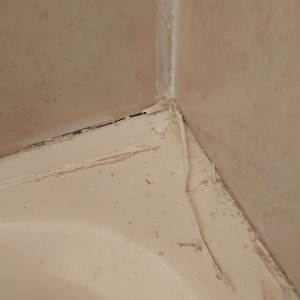 פינת אמבטיה עם איטום סיליקון בלוי