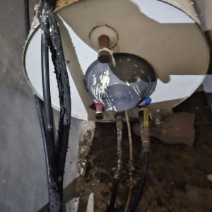 דוד שמש עם צינורות וחיבורים חשופים