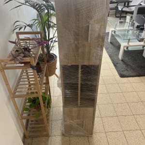 ארון עטוף בניילון ליד צמחים בסלון