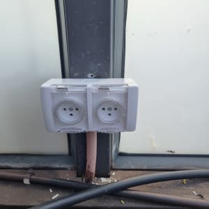 שקעי חשמל כפולים מותקנים על קיר חיצוני