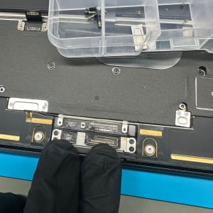 תיקון מחשב נייד עם חלקים וכלים