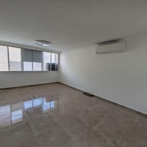 חדר ריק עם רצפת קרמיקה וקירות לבנים