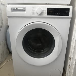 מכונת כביסה עם לוח בקרה ותצוגה דיגיטלית