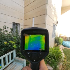 מצלמה תרמית מציגה תמונת חום על מסך