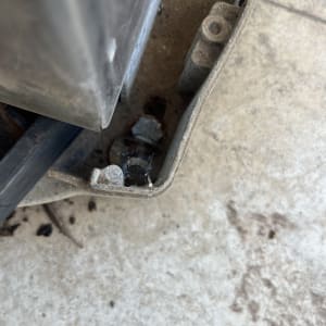 חלק מתכת של שער חשמלי עם ברגים וחלודה