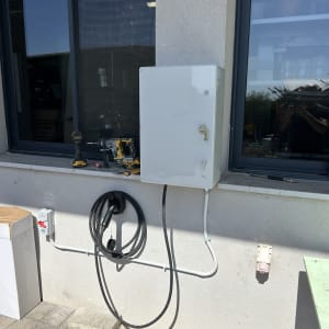 ארון חשמל, כבלים, מקדחה ומברגה על מדף