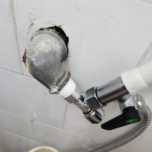 חיבור צינור מתכת עם ברז וסיבוב