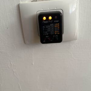 בודק שקע חשמלי עם נורות חיווי דולקות