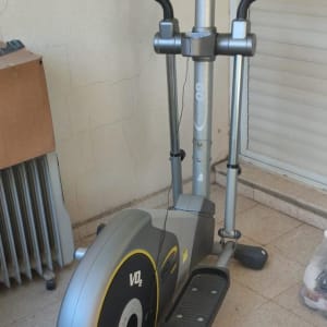 מכשיר כושר אליפטי עם ידיות ומסך תצוגה