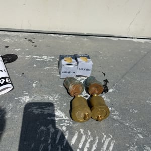 שסתומים ומוצרים על רצפה אפורה