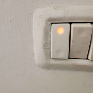 מתג חשמל עם נורית חיווי דולקת