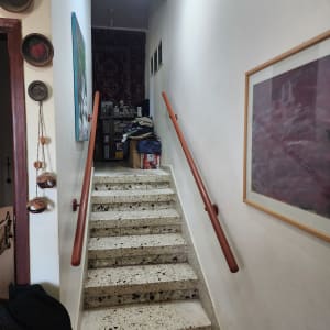 מסגרת תמונה תלויה על קיר ליד מדרגות