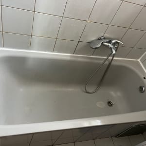 אמבטיה עם ברז ומקלחת יד