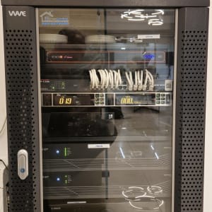 ארון תקשורת עם ציוד רשת וכבלים מסודרים