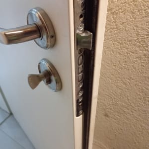 מנעול דלת מתכת עם ידית וכפתור סיבוב